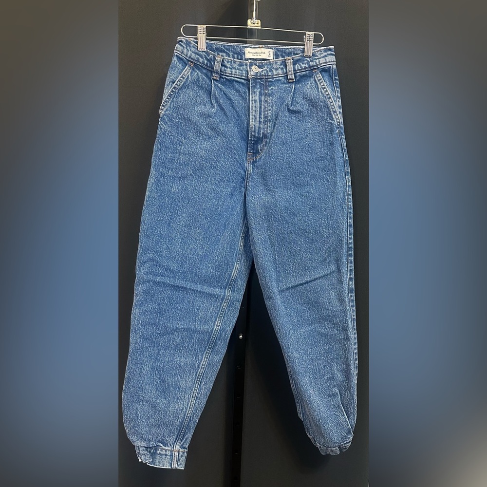 028 - NWOT- Abercrombie & Fitch Ultra High-Rise 80’s Mom Jeans Size 27 - Picture 2 of 8